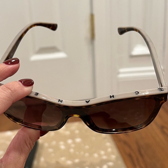Chanel 5418 sunglasses logo on top 
Gorgeous!!!! - Picture 8 of 14